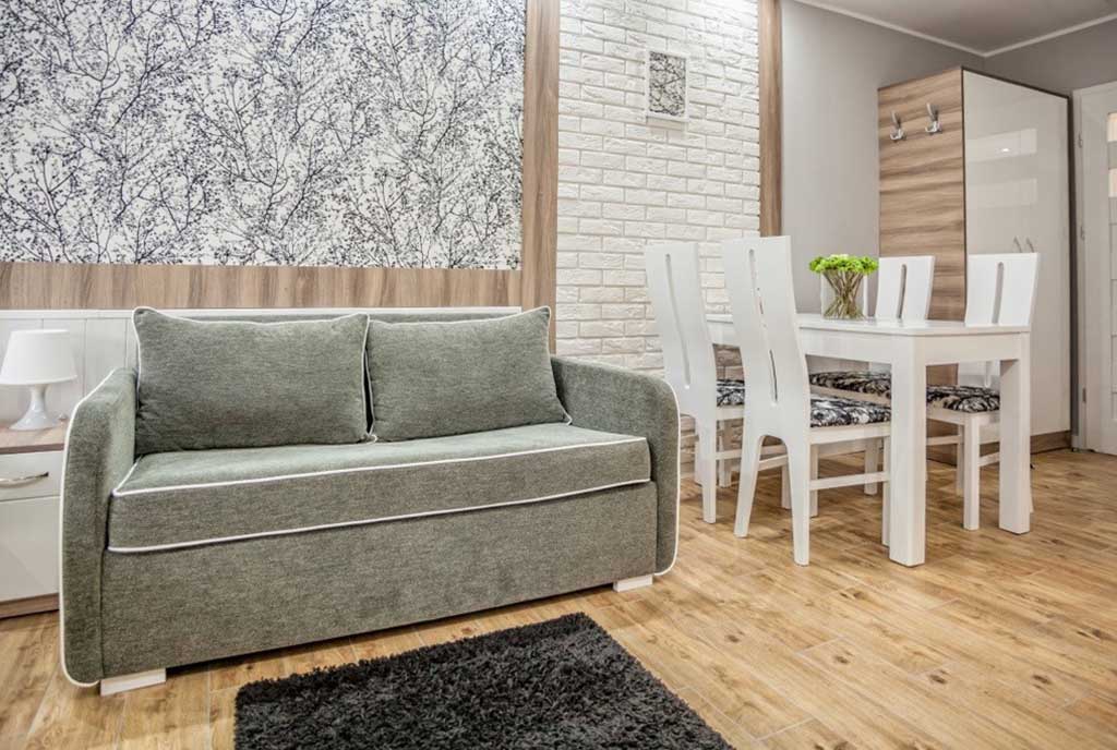 fragment salonu w luksusowym apartamencie do sprzedaży nad morzem