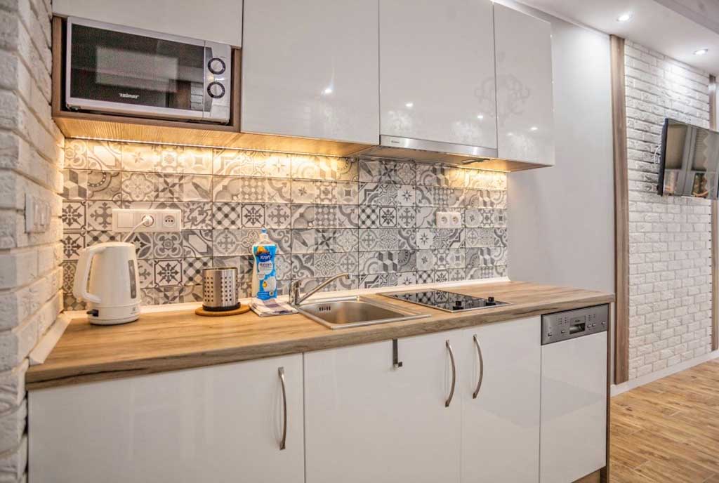 kuchnia w zabudowie znajdująca się w luksusowym apartamencie na sprzedaż nad morzem