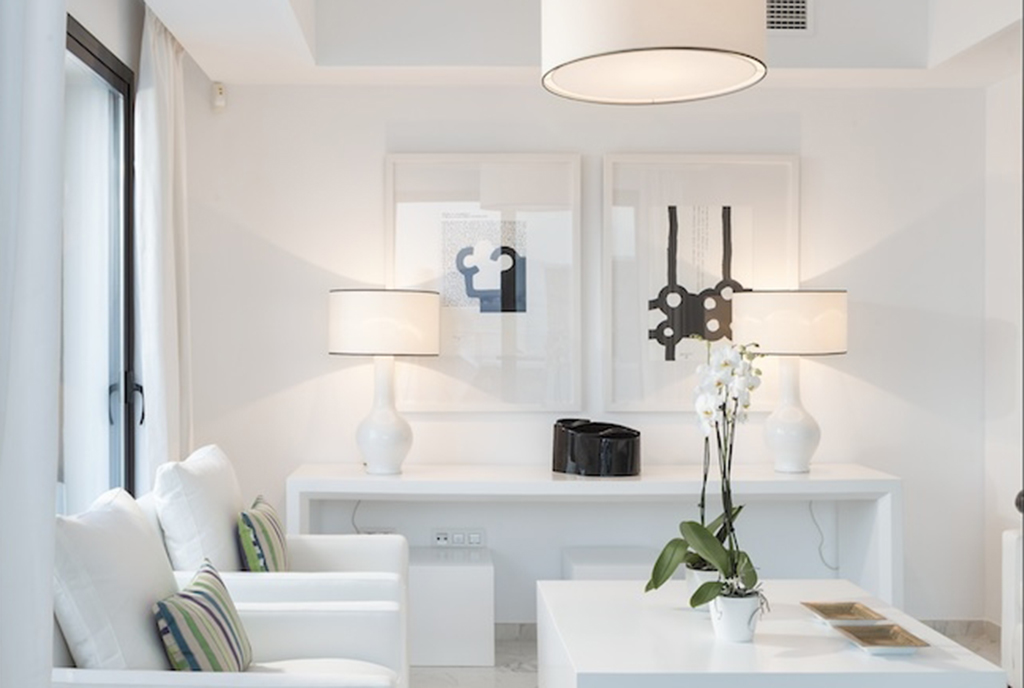 komfortowy salon w ekskluzywnym apartamencie do sprzedaży Hiszpania (Costa del Sol Estepona, Casares)