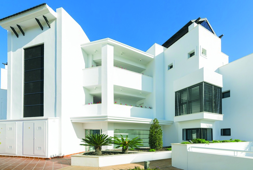 widok na apartamentowiec Hiszpania (Costa del Sol Estepona, Casares), w którym znajduje się oferowany na sprzedaż luksusowy apartament