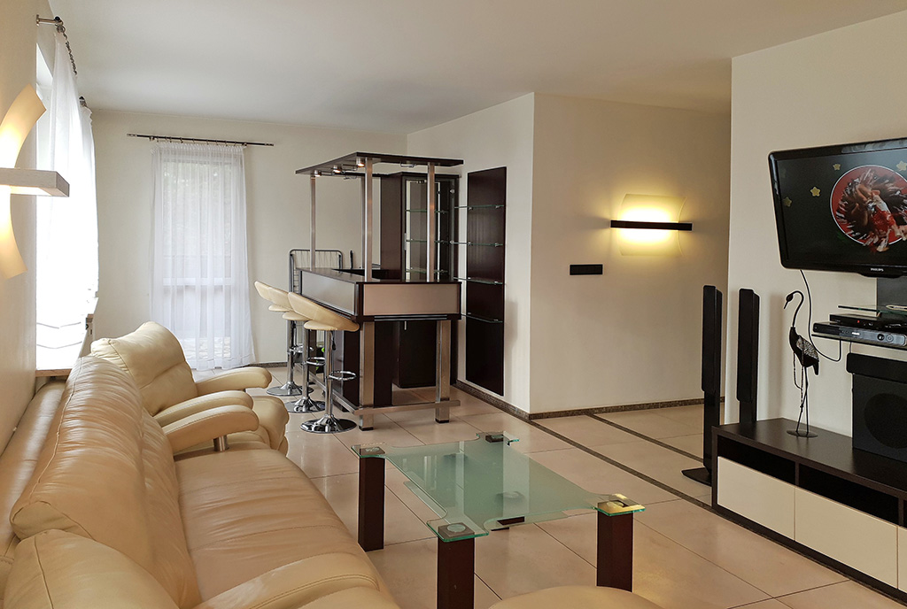 przestronne przedpokój i fragment salonu w luksusowym apartamencie do sprzedaży Katowice