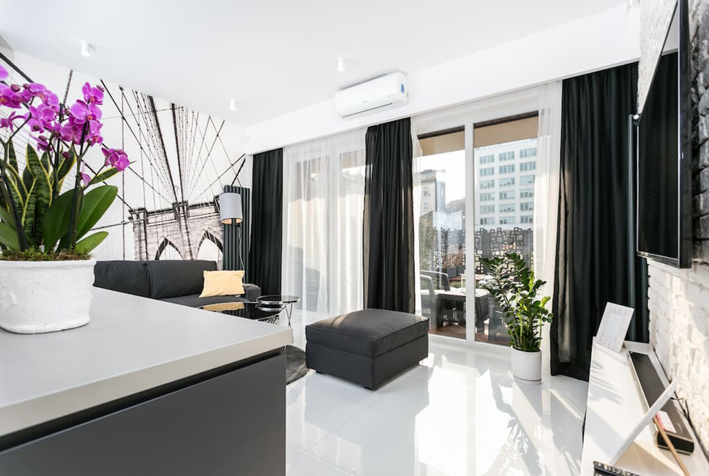 widok na salon i taras przy luksusowym apartamencie na sprzedaż Kraków