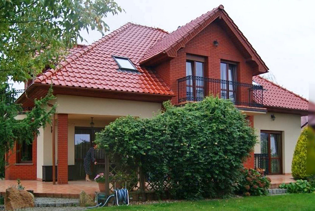 widok od strony ogrodu na ekskluzywną willę do sprzedaży Bolesławiec (okolice)