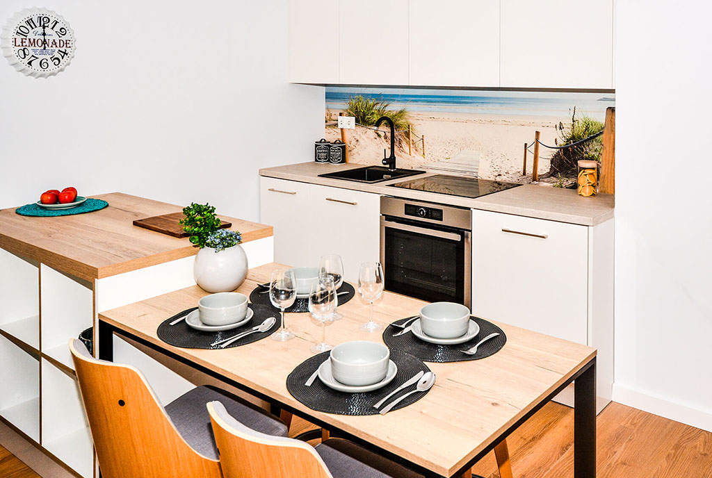 widok na jadalnię w luksusowym apartamencie do sprzedaży nad morzem
