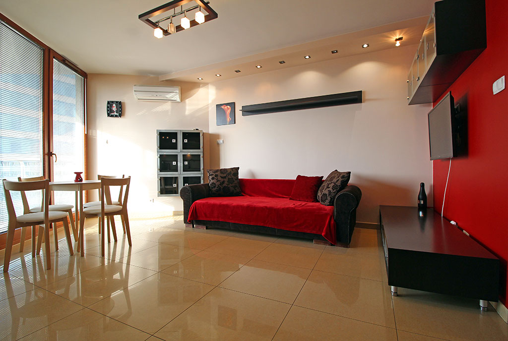 zaprojektowany w nowoczesnym designie salon w ekskluzywnym apartamencie do sprzedaży Kraków