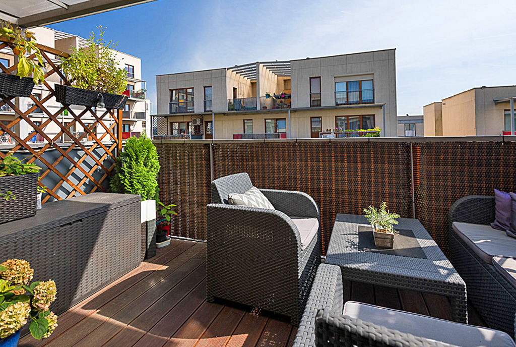 na zdjęciu przestronny taras przy luksusowym apartamencie do sprzedaży Kraków