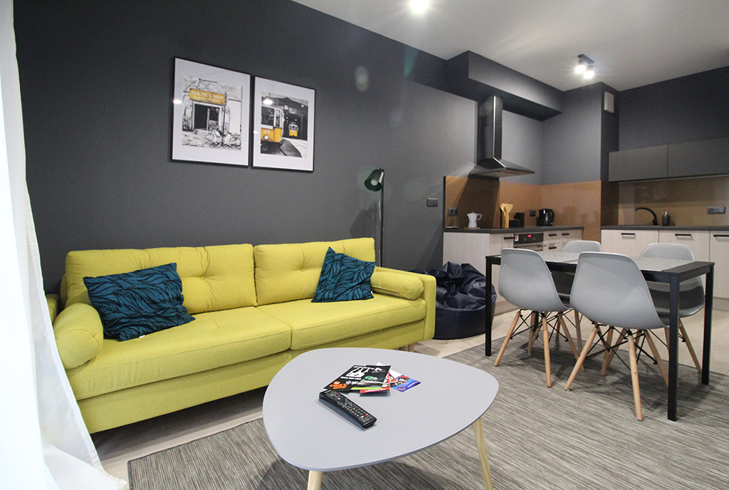 zaprojektowane w nowoczesnym stylu wnętrze ekskluzywnego apartamentu do wynajęcia Kraków