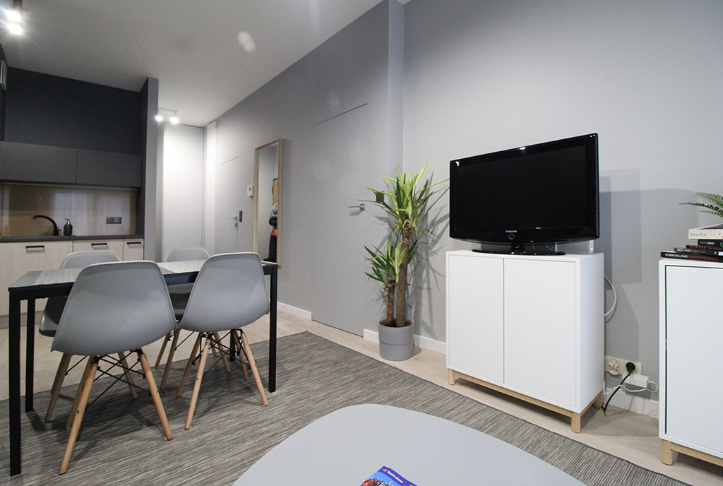 widok na salon i jadalnię w ekskluzywnym apartamencie do wynajmu Kraków