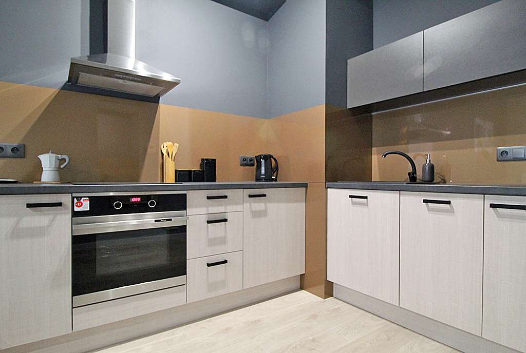 kuchnia w zabudowie znajdująca się w ekskluzywnym apartamencie na wynajem Kraków