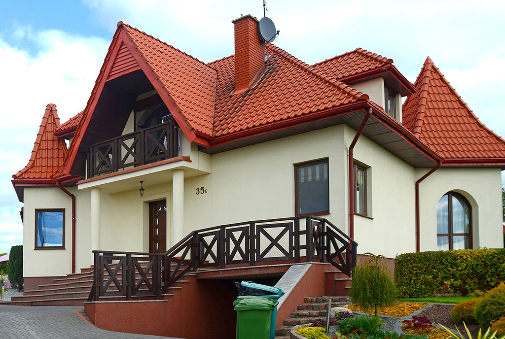 widok z ulicy na ekskluzywną willę do sprzedaży Mazury