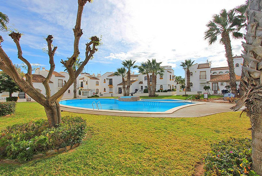 widoj na basen przy ekskluzywnej willi do sprzedaży Hiszpania (Costa Blanca, Torrevieja)