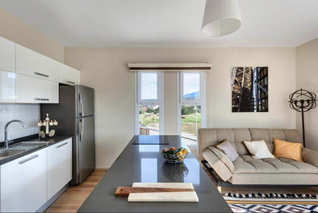 widok z innej perspektywy na salon w luksusowym apartamencie do sprzedaży Turcja (Bellapais)