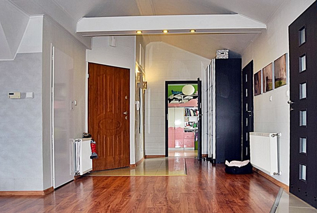przestronny hol w luksusowym apartamencie na sprzedaży Bolesławiec