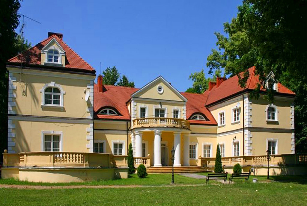 front ekskluzywnego pałacu z reprezentacyjnym wejściem na sprzedaż Śląsk