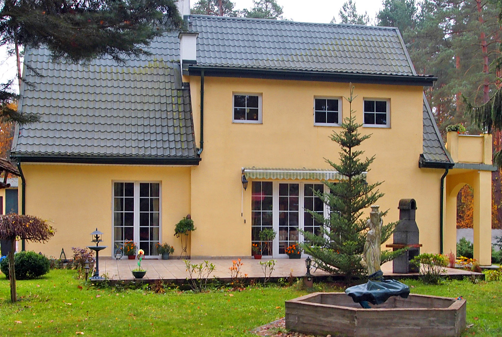 widok od ogrodu na taras przy ekskluzywnej willi do sprzedaży Mazury