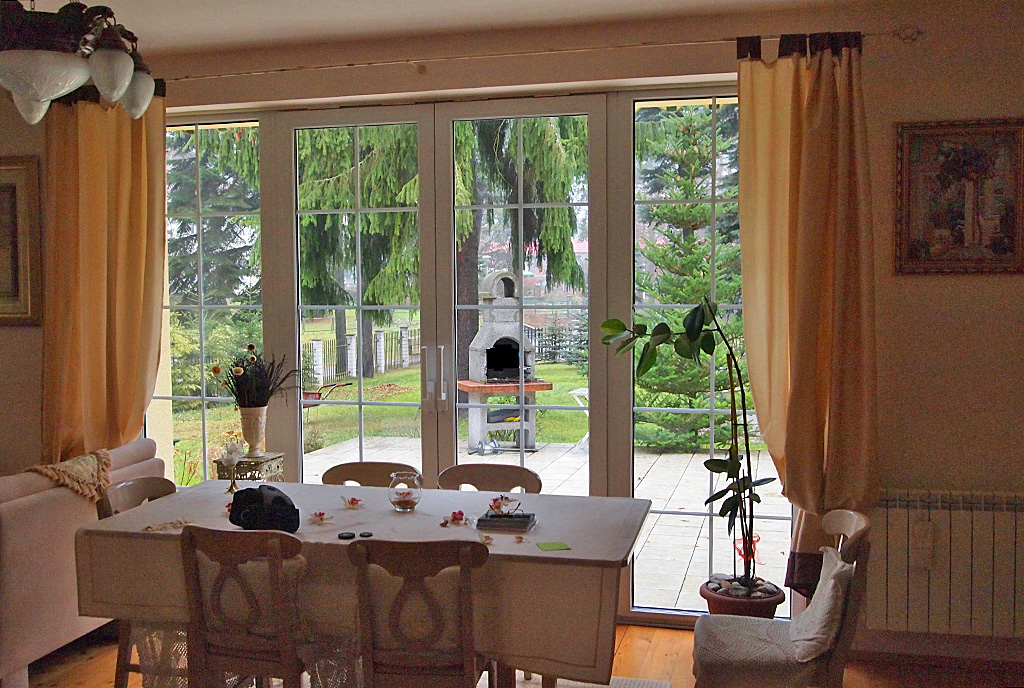 widok na jadalnię i taras w luksusowej willi do sprzedaży Mazury