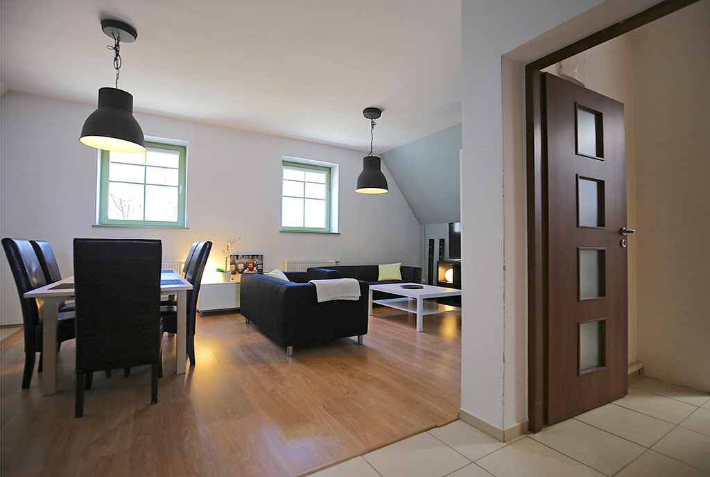 widok na przestronne wnętrze luksusowego apartamentu do wynajmu Szczecin