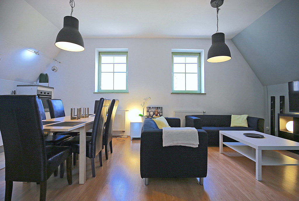 po lewej jadalnia, po prawej salon w ekskluzywnym apartamencie na wynajem Szczecin