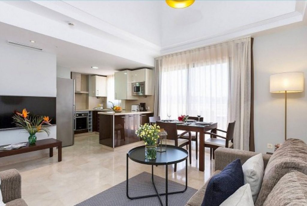 prestiżowe wnętrze salonu w ekskluzywnym apartamencie do sprzedaży Hiszpania (Estepona, Costa del Sol)