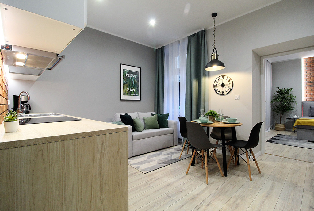 urządzony w stylu klasycznym ekskluzywny salon w luksusowym apartamencie do sprzedaży Kraków