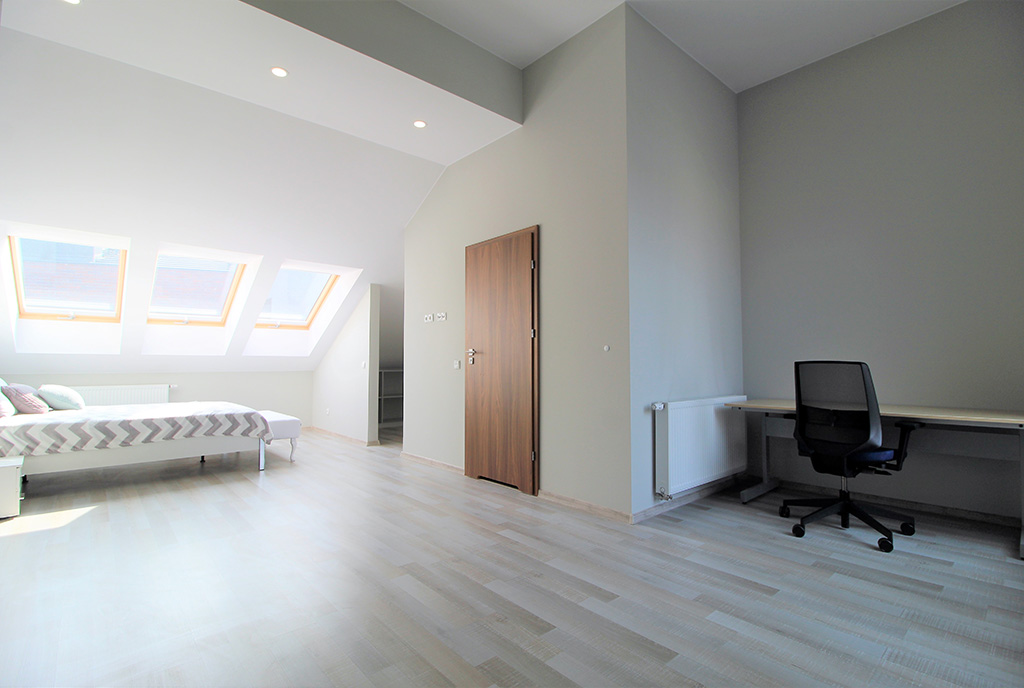 przestronny salon w luksusowym apartamencie do wynajmu Kraków