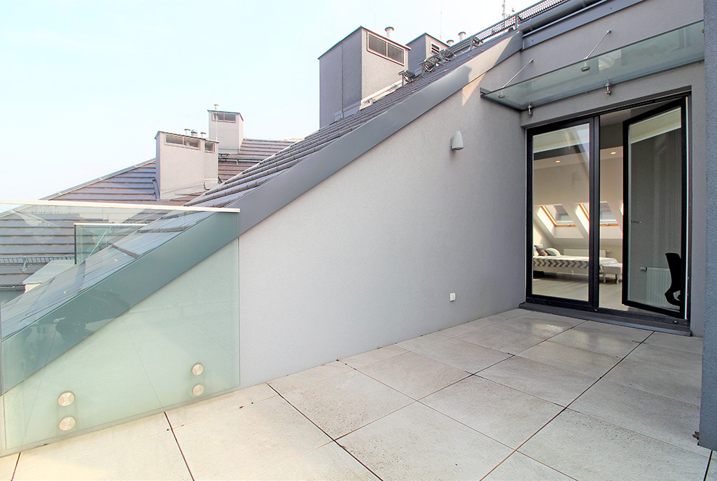 ogromny, widokowy taras przy luksusowym apartamencie na wynajem Kraków