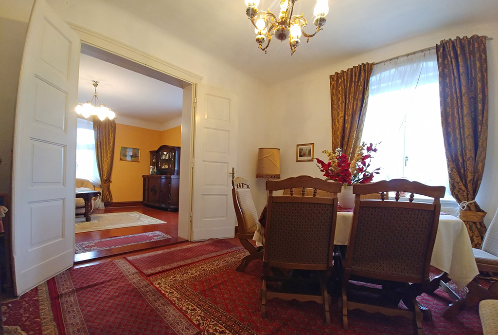 zaprojektowany i urządzony w stylu klasycznym salon w ekskluzywnym dworze na sprzedaż Dolny Śląsk