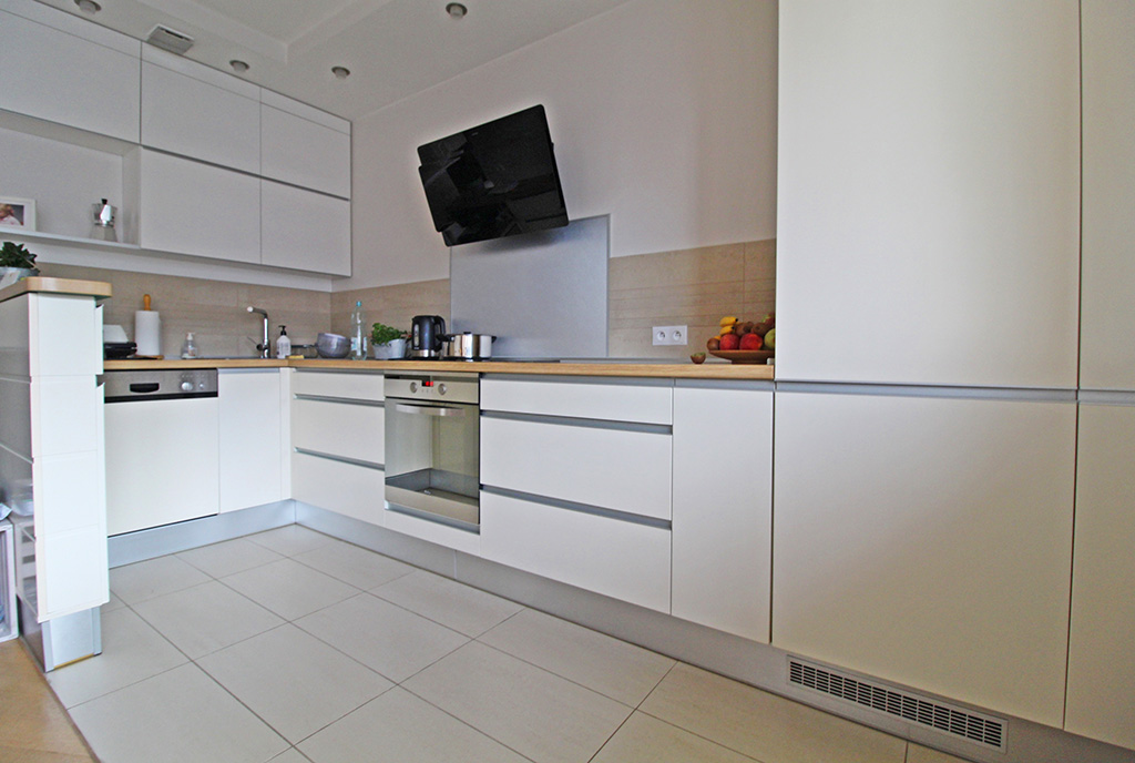 zaprojektowana niezwykle funkcjonalnie kuchnia w ekskluzywnym apartamencie do sprzedaży Kraków