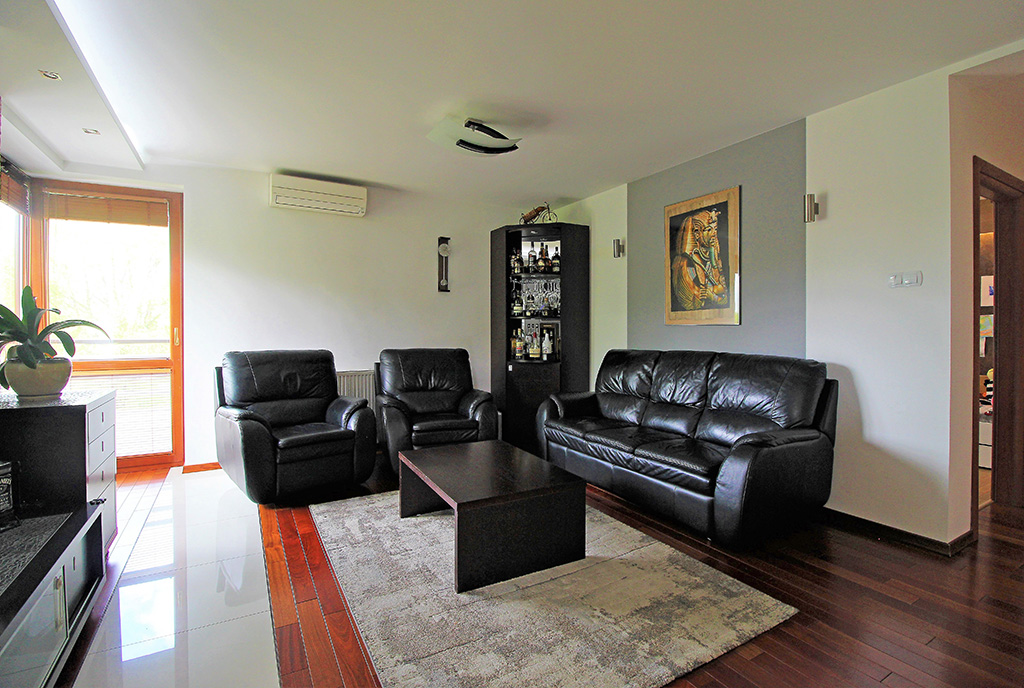 na zdjęciu komfortowe wnętrze luksusowego apartamentu na sprzedaż Kraków