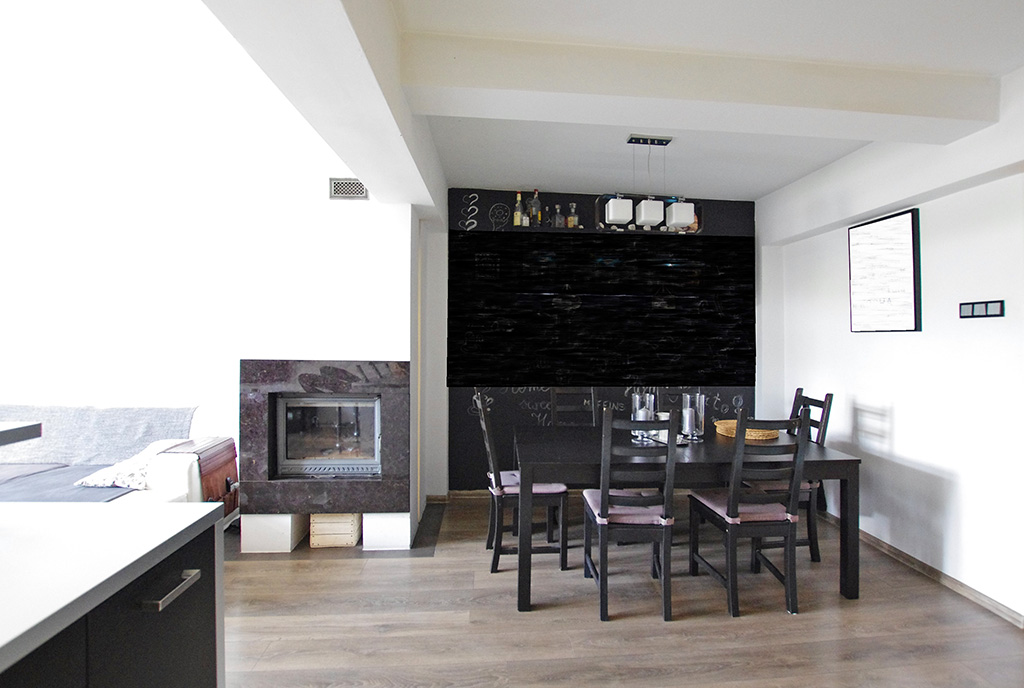 po prawej jadalnia, po lewej salon z kominkiem w ekskluzywnej willi do sprzedaży Legnica (okolice)