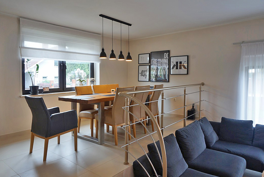 widok na jadalnię na antresoli w luksusowym apartamencie do sprzedaży Wrocław (okolice)
