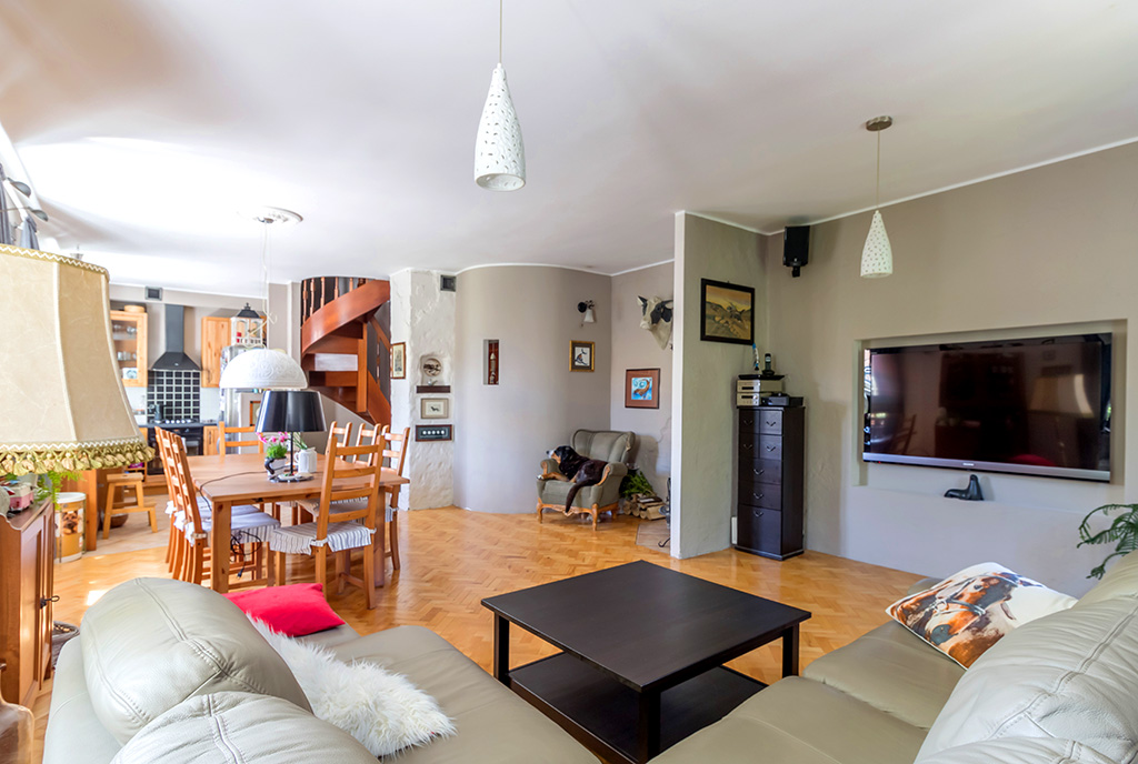 na zdjęciu komfortowy, luksusowy salon w ekskluzywnym apartamencie do sprzedaży Gdynia