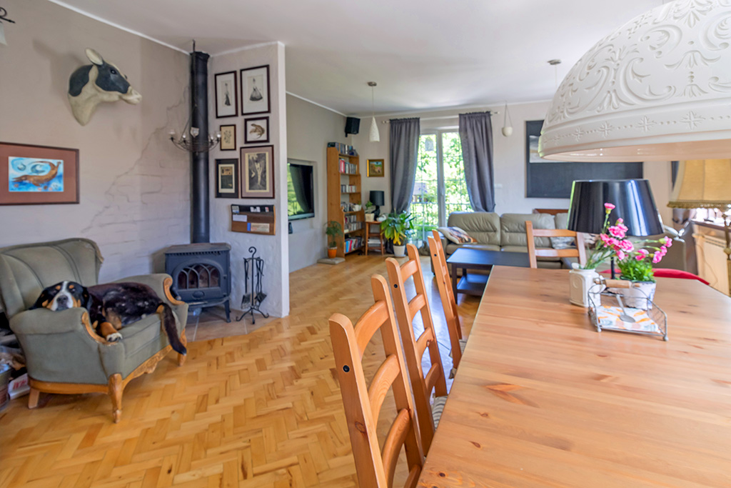 na pierwszym planie jadalnia, w oddali salon w ekskluzywnym apartamencie na wynajem Gdynia