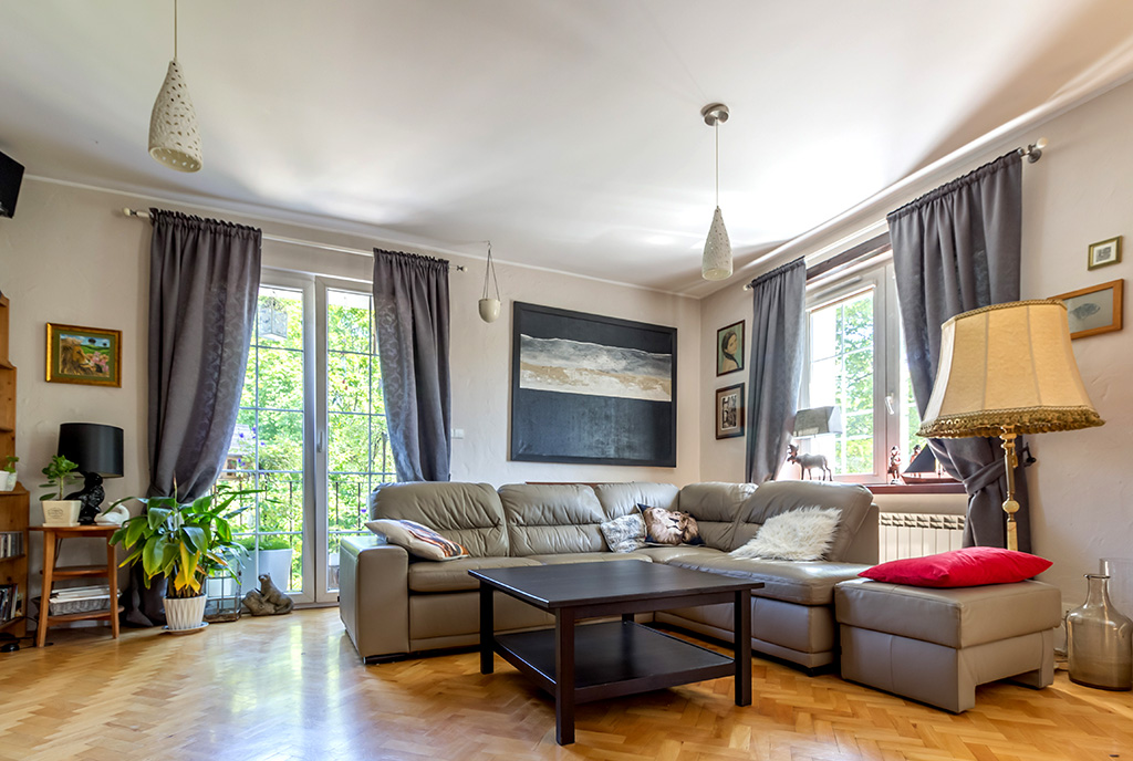 widok z bliska na elegancki salon w luksusowym apartamencie do sprzedaży Gdynia