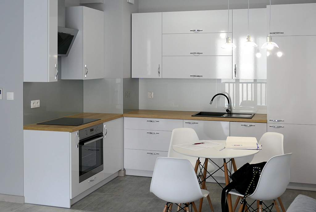 zabudowana, funkcjonalna kuchnia w luksusowym apartamencie do wynajmu Szczecin
