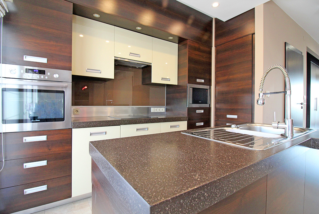 funkcjonalna kuchnia w zabudowie w ekskluzywnym apartamencie na sprzedaż Kraków