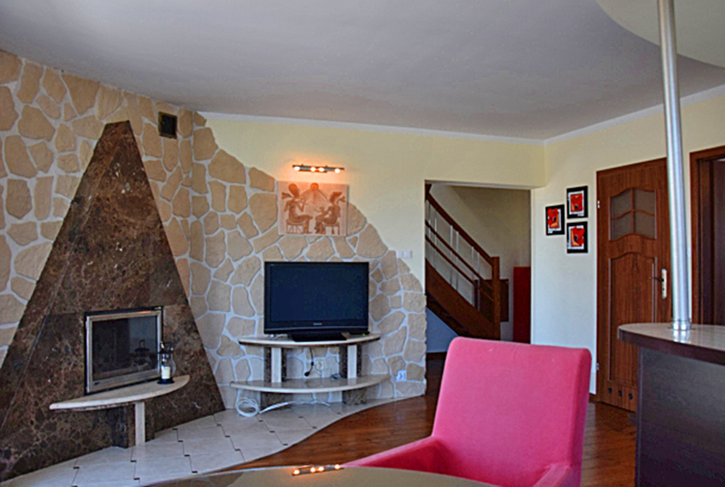 widok na salon w luksusowym apartamencie do wynajmu nad morzem