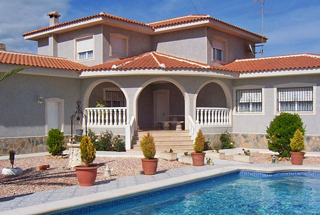 widok od strony basenu na ekskluzywną willę do sprzedaży Hiszpania (Costa Blanca, Torrevieja)