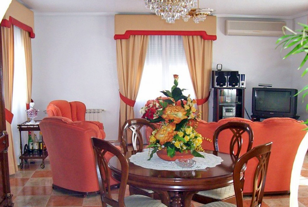 zaaranżowany w klasycznym stylu salon w ekskluzywnej willi do sprzedaży Hiszpania (Costa Blanca, Torrevieja)