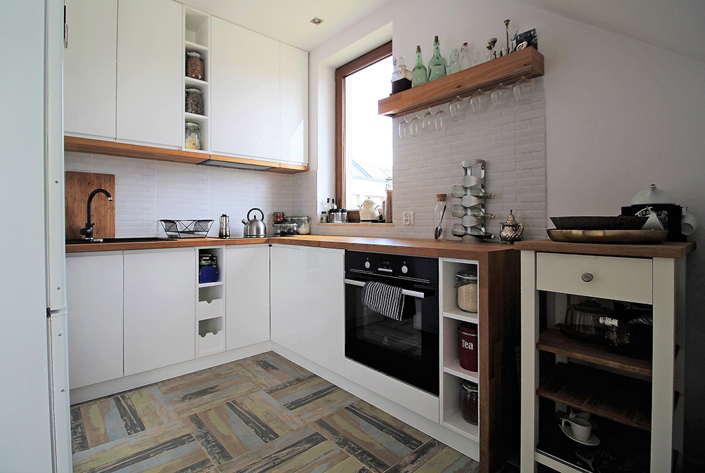 widok na kuchnię w zabudowie znajdującą się w luksusowym apartamencie do sprzedaży Kraków (okolice)