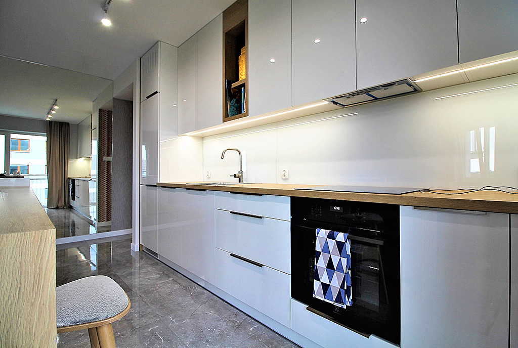 nowoczesna kuchnia w zabudowie w ekskluzywnym apartamencie do sprzedaży Kraków