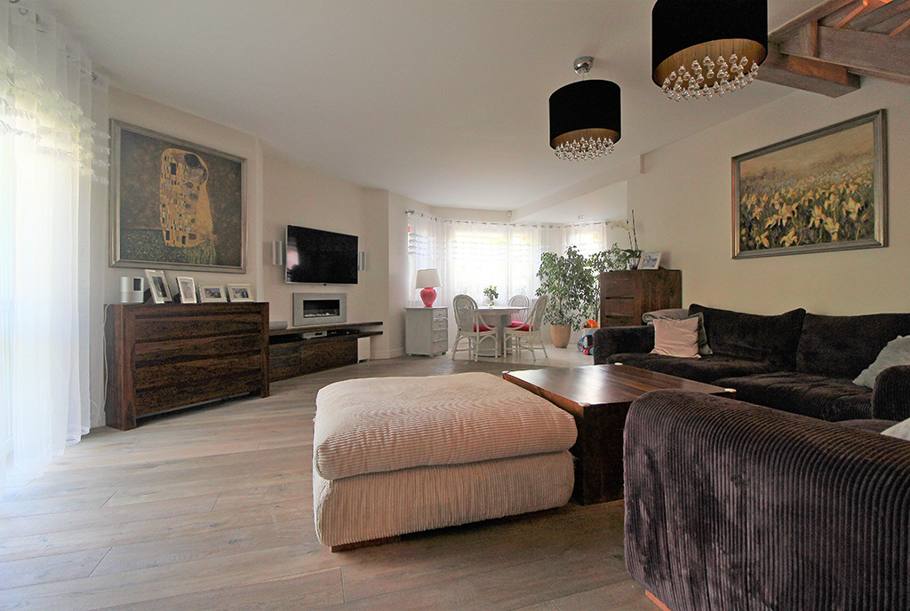 eleganckie wnętrze salonu w luksusowym apartamencie na sprzedaż Kraków