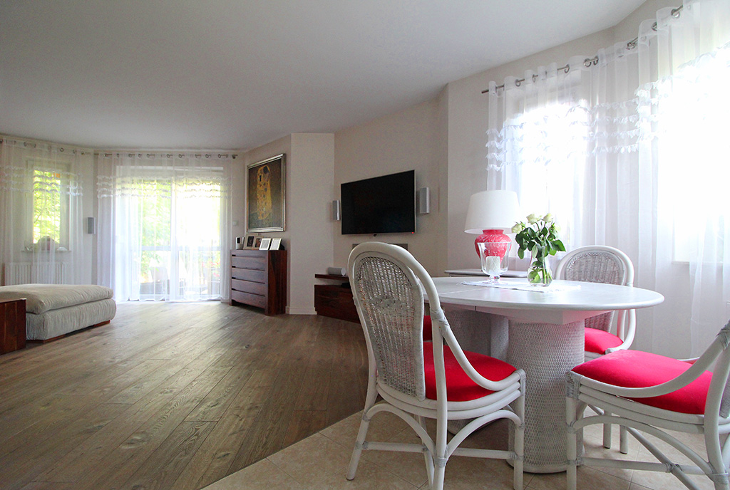 jadalnia na pierwszym planie, w oddali salon w luksusowym apartamencie na sprzedaż Kraków