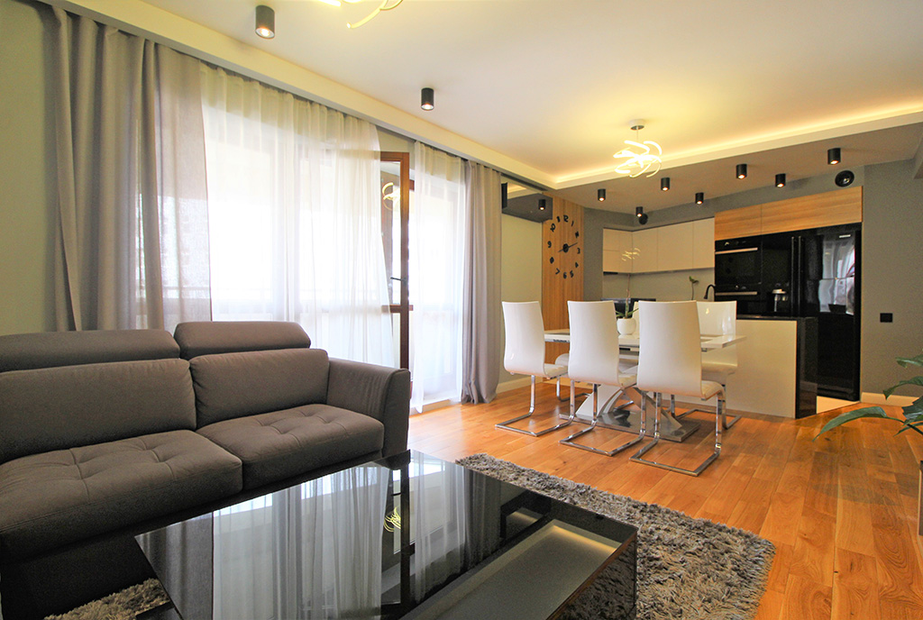 widok z salonu na kuchnię w luksusowym apartamencie do wynajmu Kraków