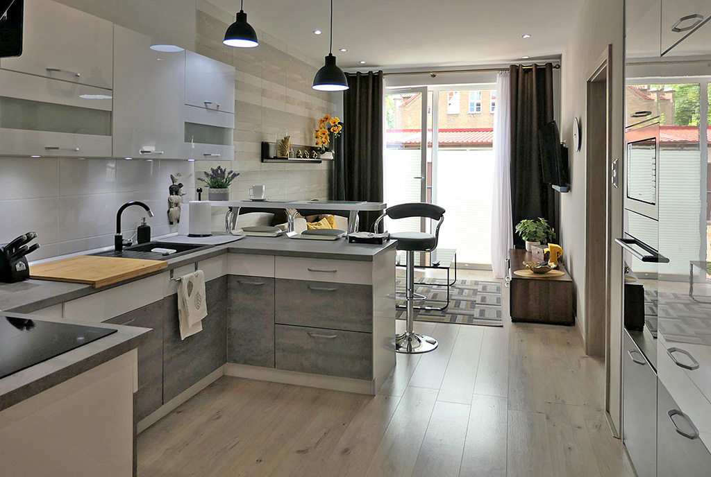 widok z salonu na aneks kuchenny w ekskluzywnym apartamencie do wynajęcia Kwidzyn