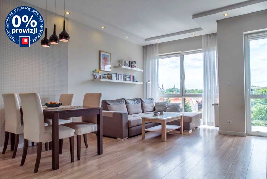 widok na jadalnię oraz salon w luksuowym apartamencie do sprzedaży Bolesławiec