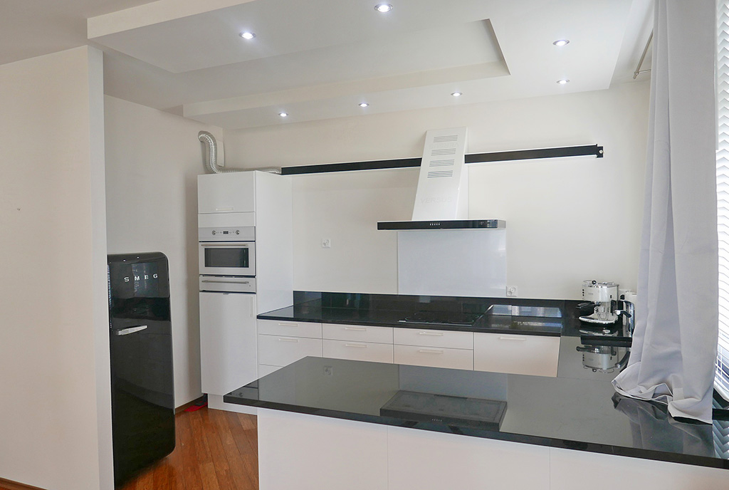 widok na zabudowaną i funkcjonalną kuchnię w luksusowym apartamencie na sprzedaż Gdynia