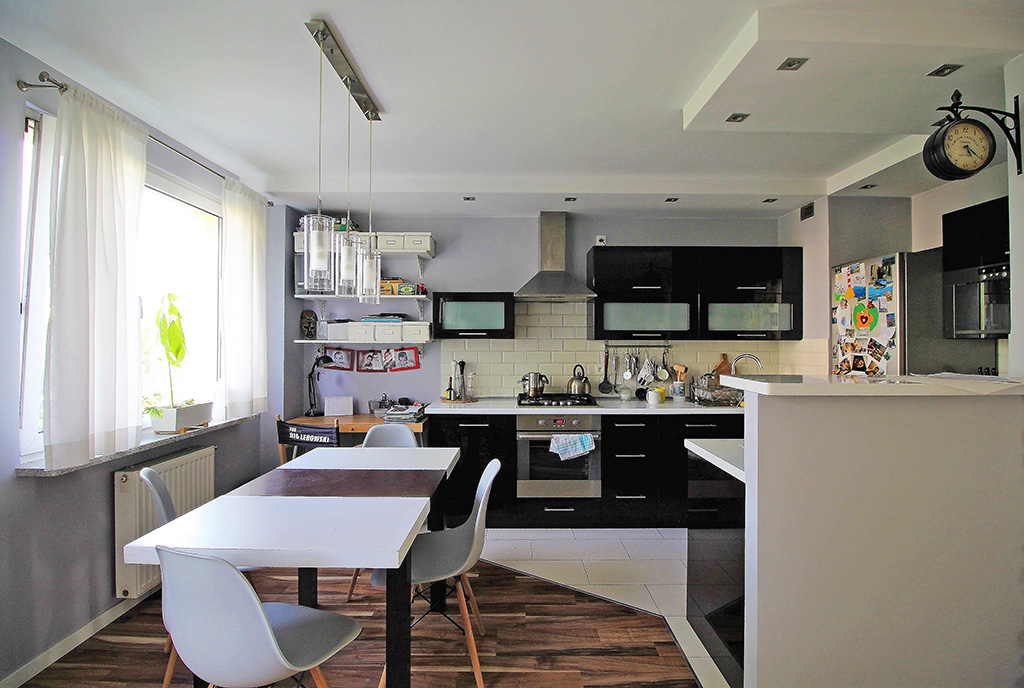 widok na jadalnię oraz aneks kuchenny w luksusowym apartamencie do sprzedaży Kraków