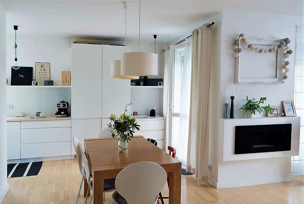 na pierwszym planie jadalnia, w oddali kuchnia w luksusowym apartamencie do sprzedaży Kraków