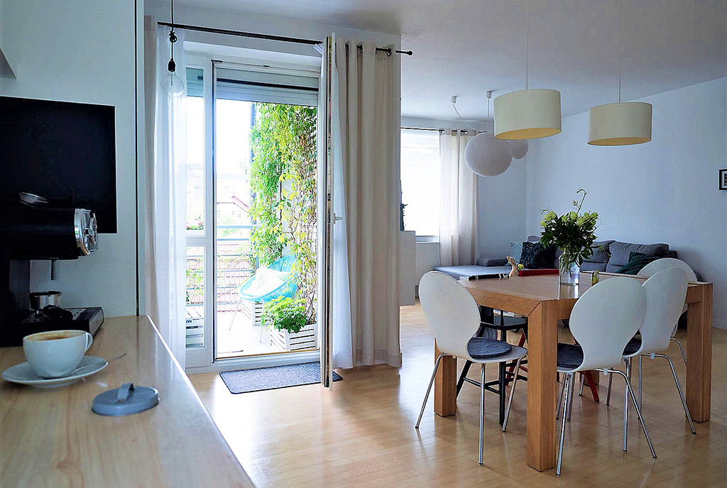 na zdjęciu salon i jadalnia w luksusowym apartamencie do sprzedaży Kraków